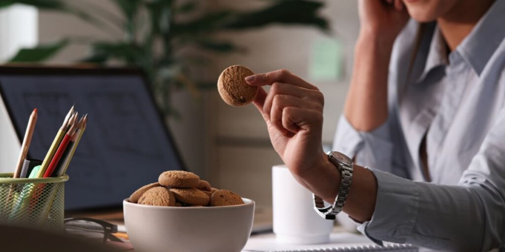 signs of diabetes, increased hunger
person picking up cookie