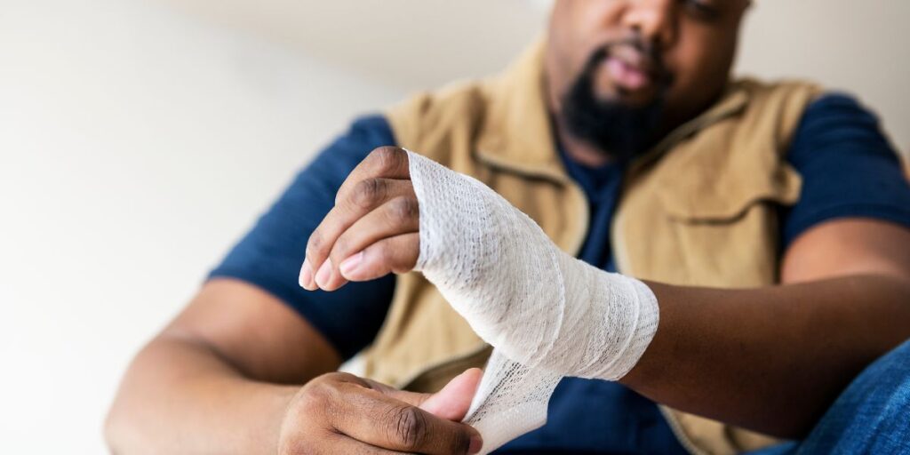 signs of diabetes, wounds not healing
man wrapping wrist in bandages